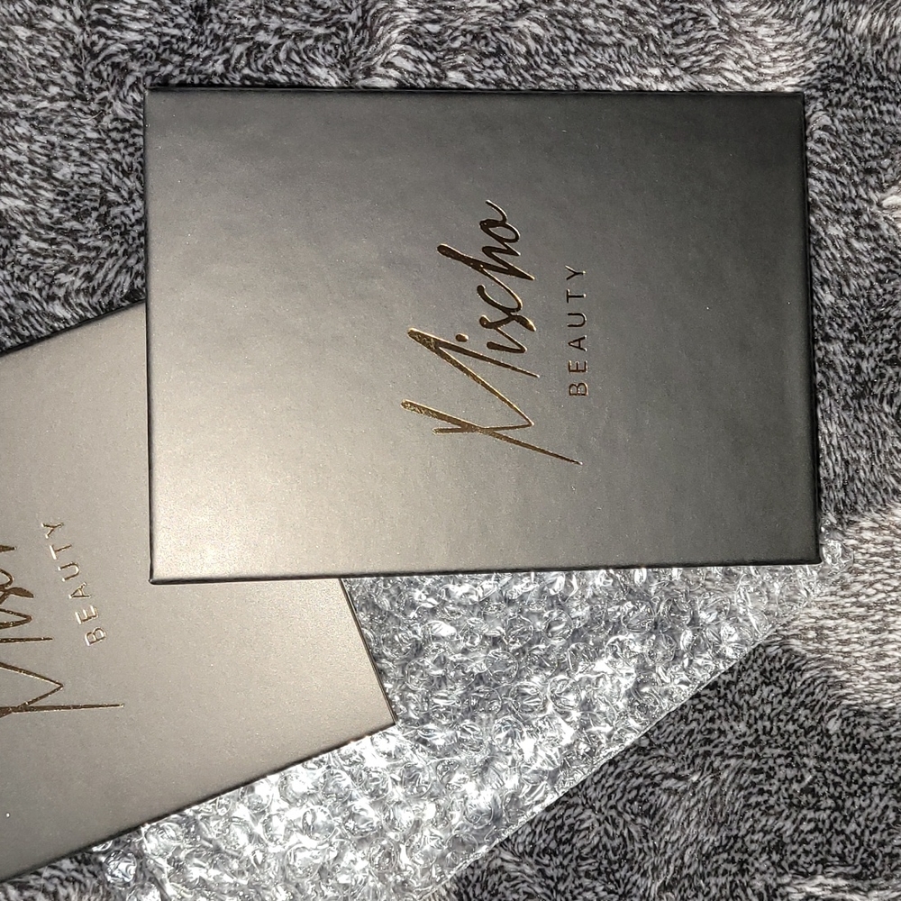 🎉HPx6🎉 Mischo Beauty Eyeshadow Palette - Picture 3 of 4